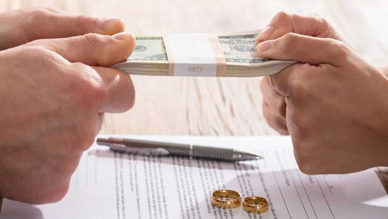 توقیف کردن حقوق همسر جهت مهریه-دادگران حامی