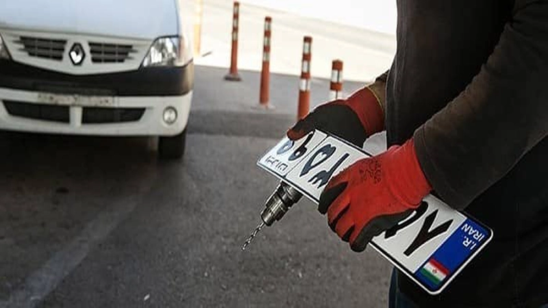 اجبار خریدار خودرو به فک پلاک- دادگران