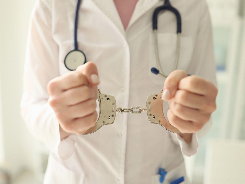 حمایت حقوقی توسط وکیل از پزشکان- دادگران حامی